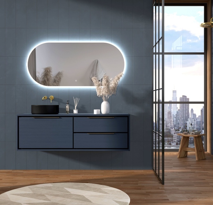 Moderne badkamer met ovalen spiegel en verlichting