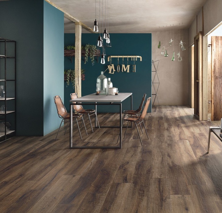 Donkere houtlook tegels in natuurlijke sfeer