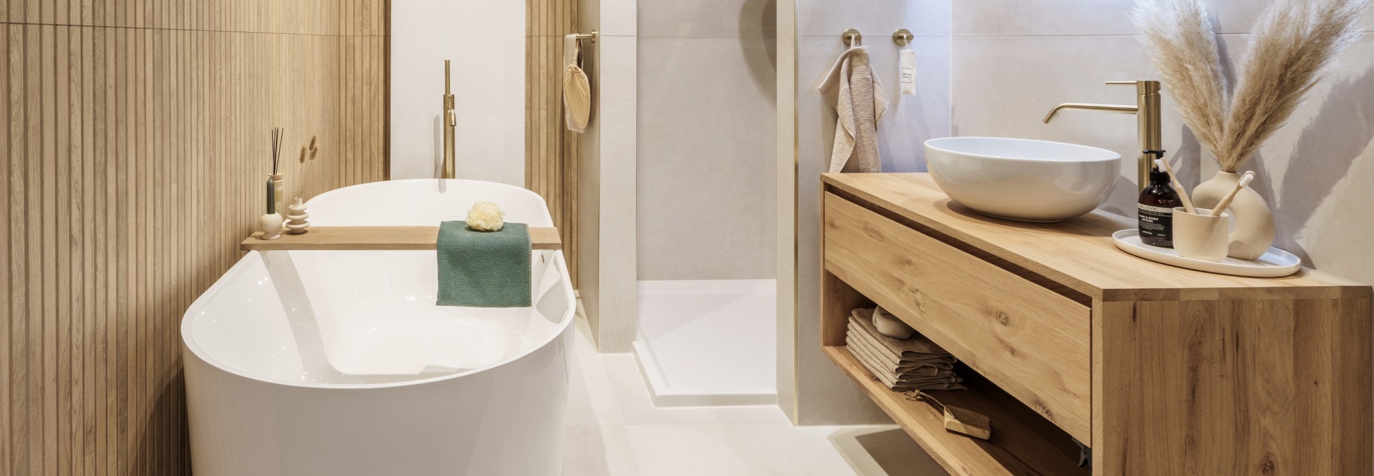 Warme badkamer in Japandi stijl