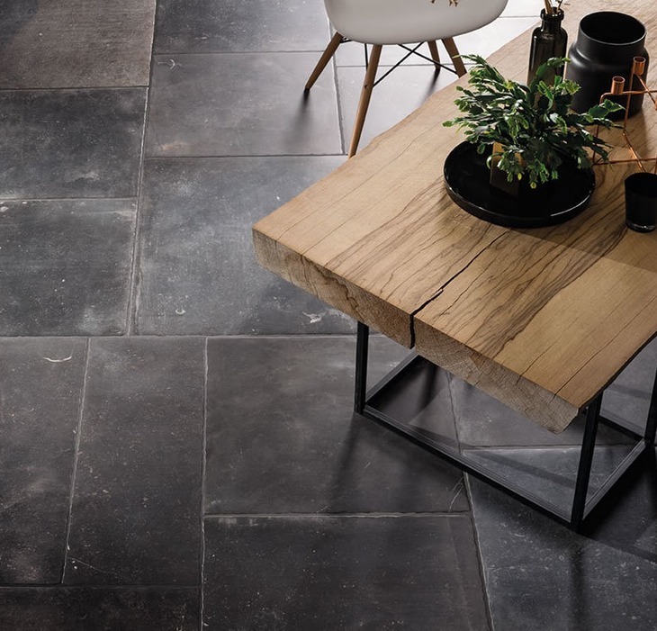 Robuuste vloertegels onder houten tafel