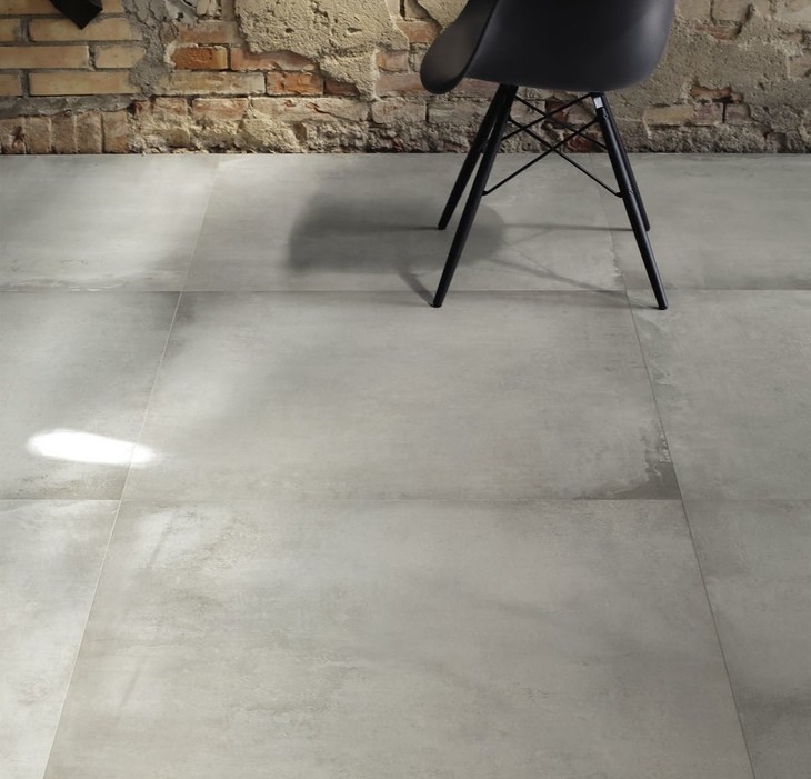 Lichtgrijze betonlook vloertegels in een moderne woonkamer