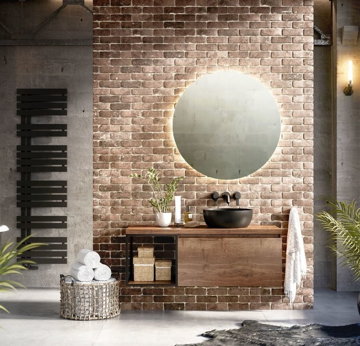 landelijke badkamer met ronde spiegel