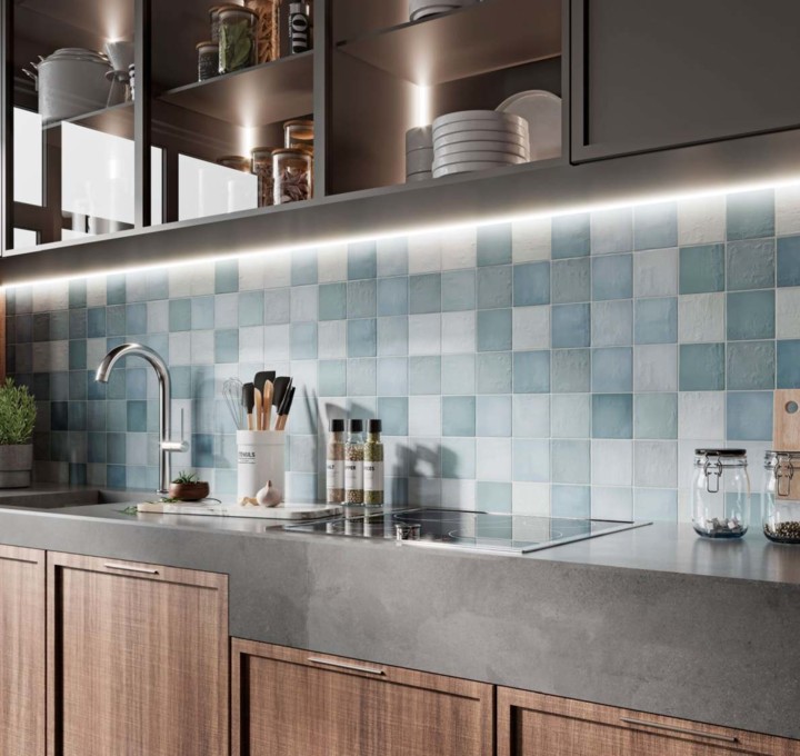 Keukenblok met blauwe mozaïek tegels en verlichting
